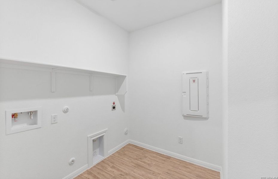 Spacious, unfurnished interior of a new home in Davis Ranch, San Antonio (Image 49).