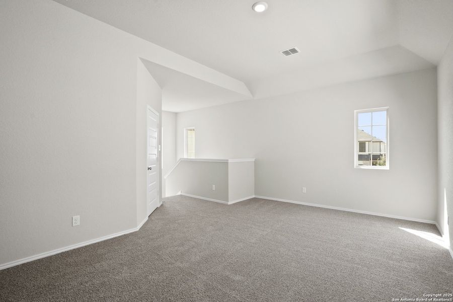 Spacious, unfurnished interior of a new home in Blue Ridge Ranch, San Antonio (Image 22).