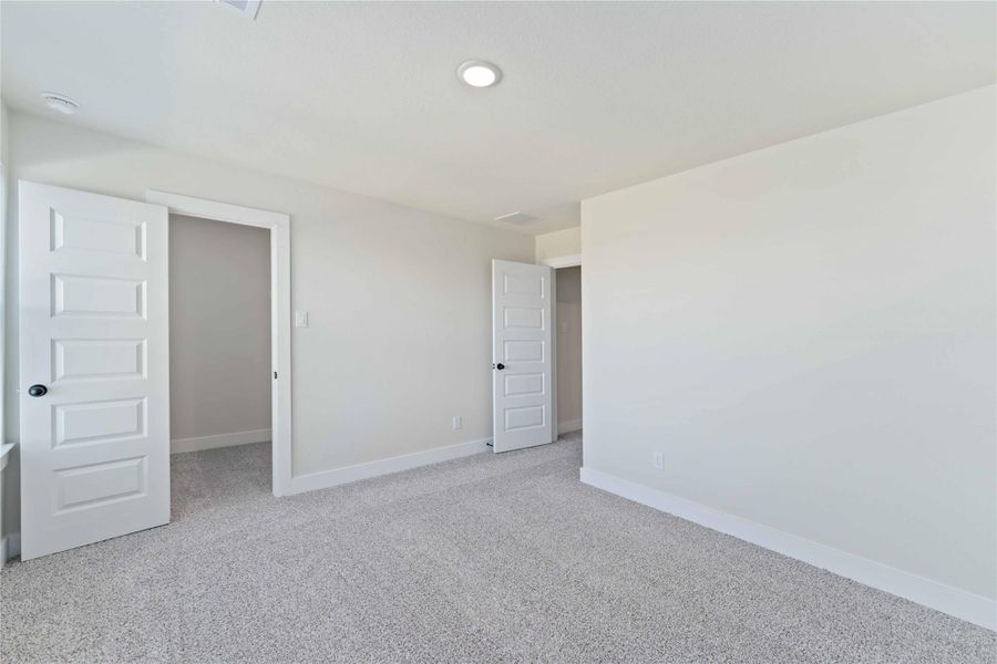 Spacious, unfurnished interior of a new home in Alicante, Houston (Image 10).