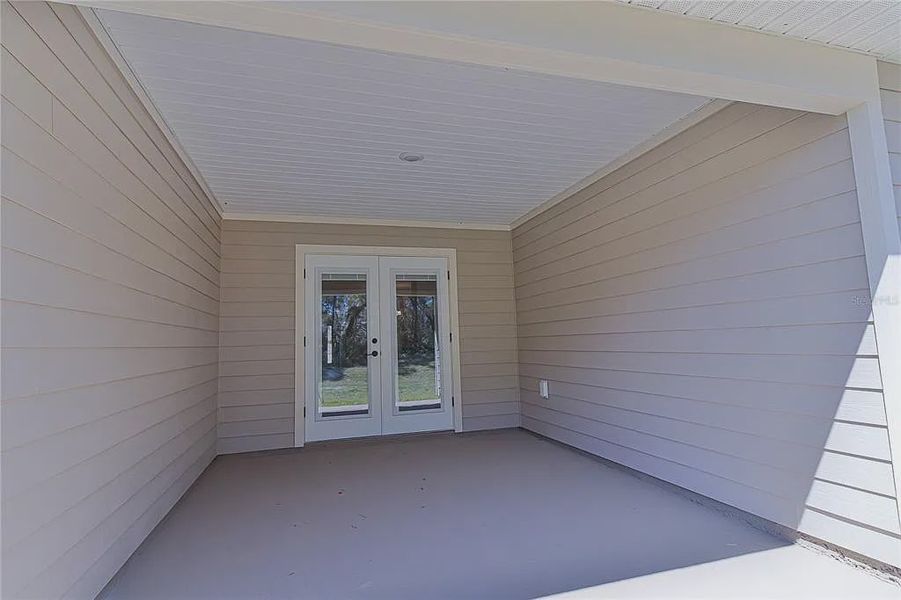 Exterior details and patio area of a home in Briarwood, Alachua (Image 4).