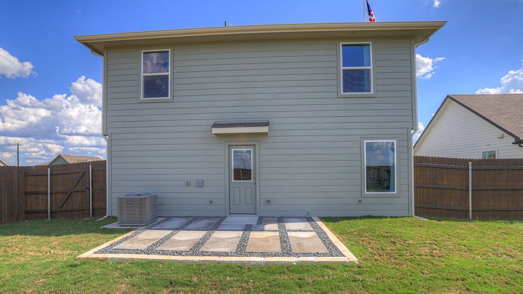 Representative exterior details of a home built from the The Franklin by D.R. Horton in Ladera, Luling (Image 4).