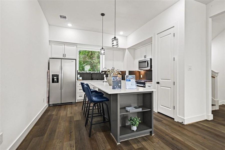 Breakfast Bar at Kitchen Island Breakfast Bar at Kitchen Island