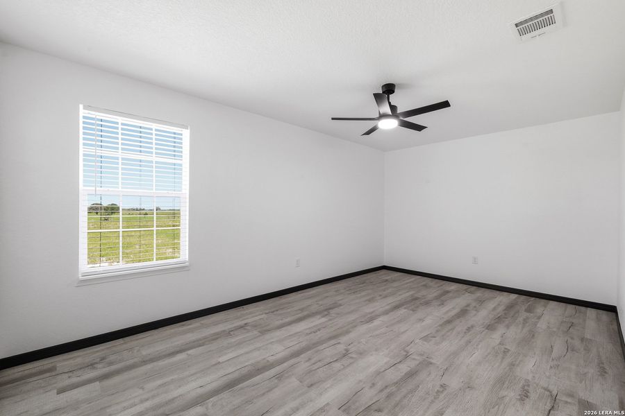 Spacious, unfurnished interior of a new home in , Floresville (Image 19).