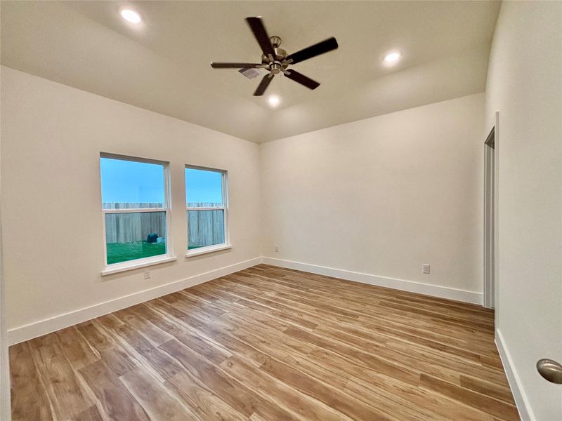 Spacious, unfurnished interior of a new home in , Port Lavaca (Image 11).