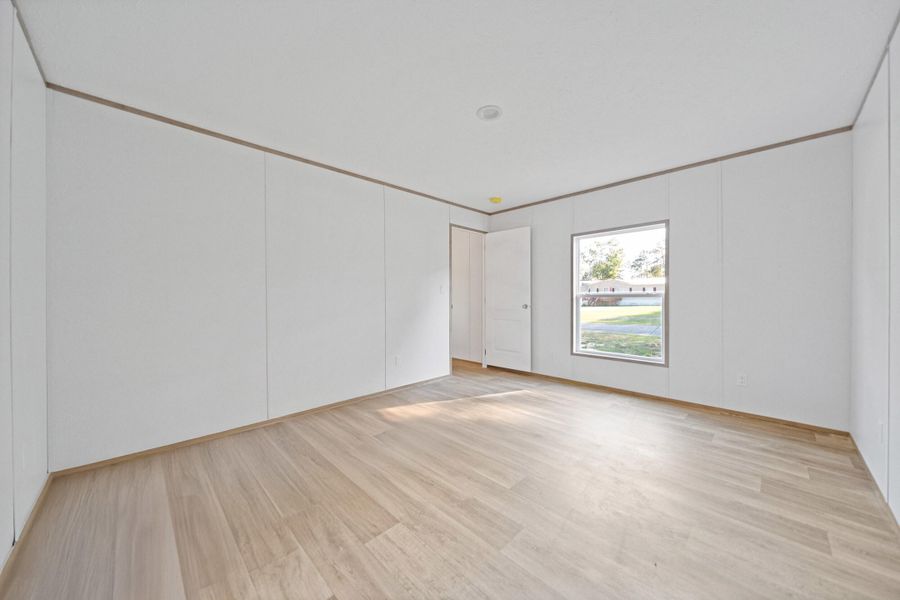 Spacious, unfurnished interior of a new home in , St. Matthews (Image 12).