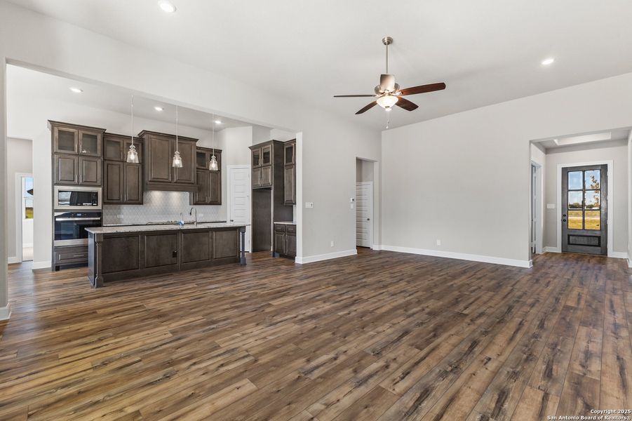 Spacious, unfurnished interior of a new home in Pradera Ridge, Floresville (Image 27). Spacious, unfurnished interior of a new home in Pradera Ridge, Floresville (Image 27).