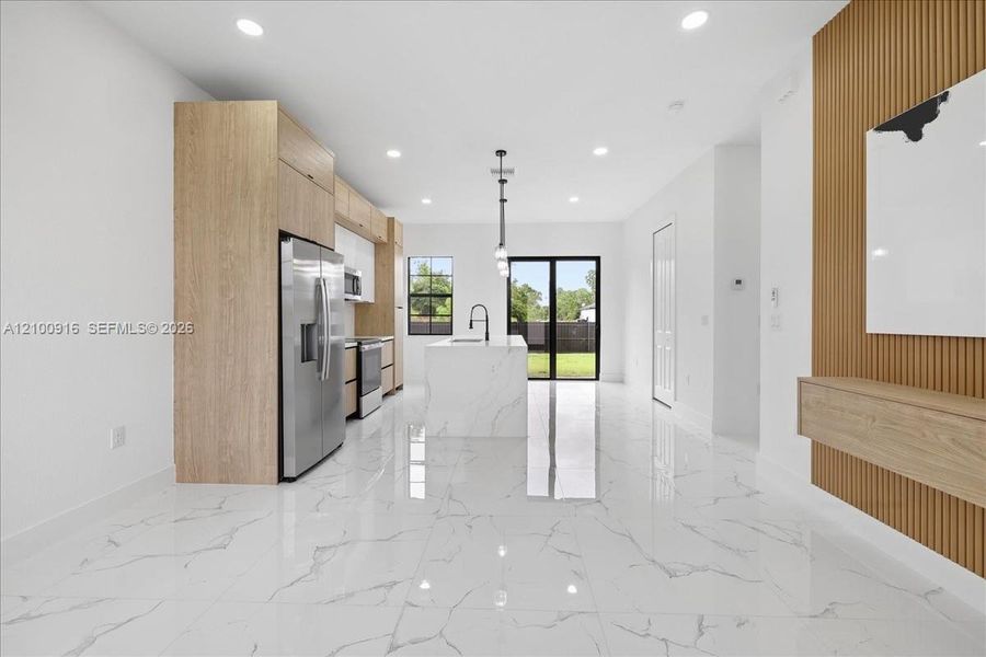 Spacious, unfurnished interior of a new home in , Lehigh Acres (Image 33).