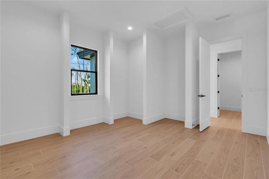 Spacious, unfurnished interior of a new home in , Sarasota (Image 39).