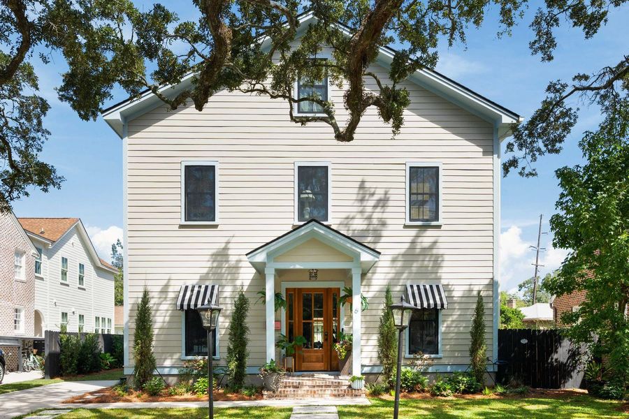 Exterior details and patio area of a home in , Charleston (Image 4).