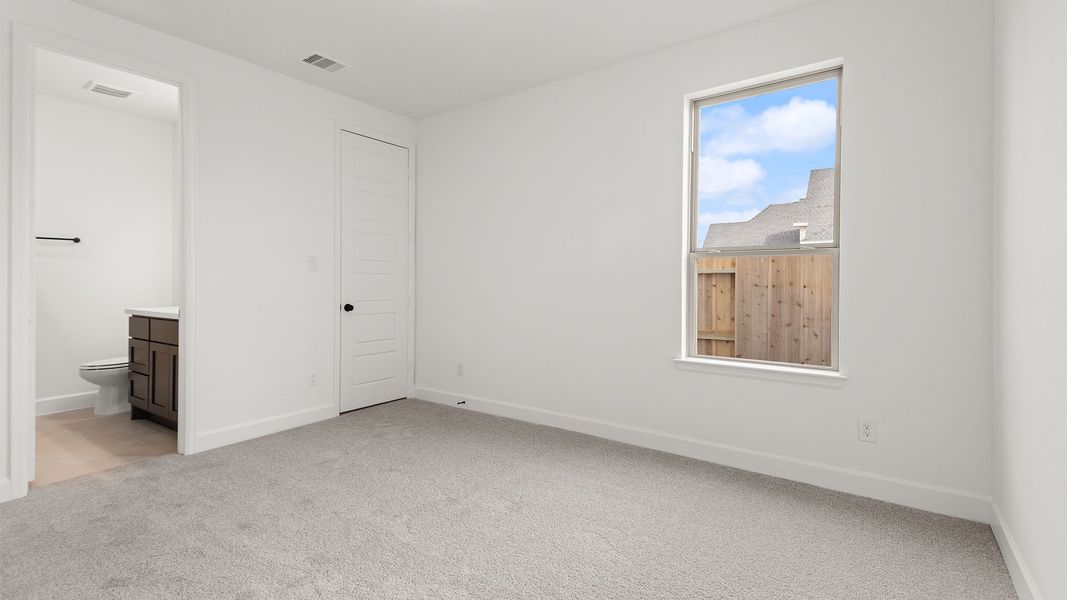 Spacious, unfurnished interior of a new home in Lakes of Cane Island, Katy (Image 14).