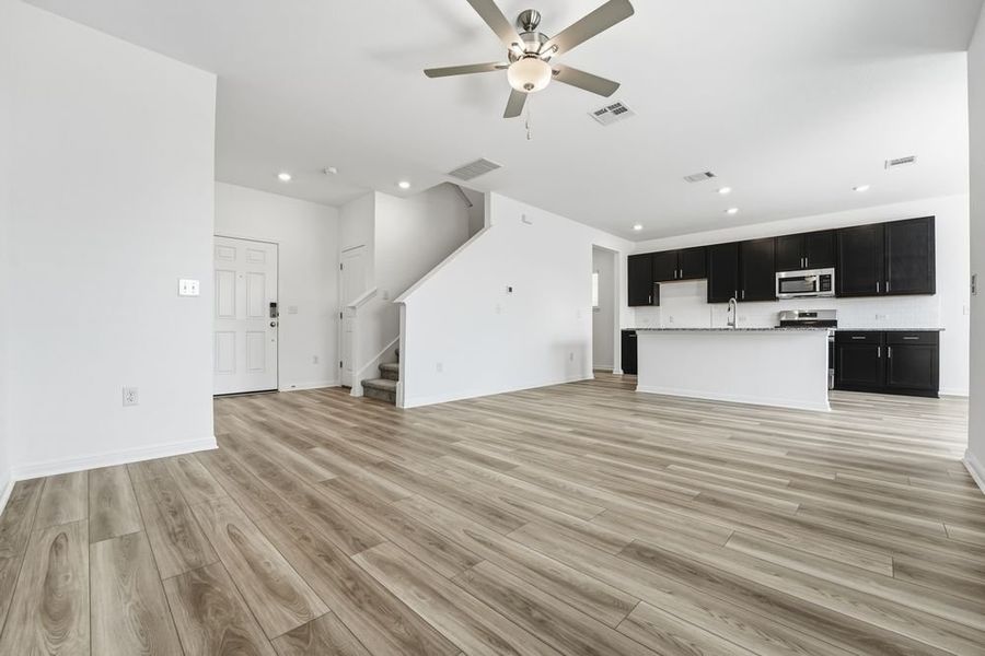 Spacious, unfurnished interior of a new home in Longview, Del Valle (Image 11).