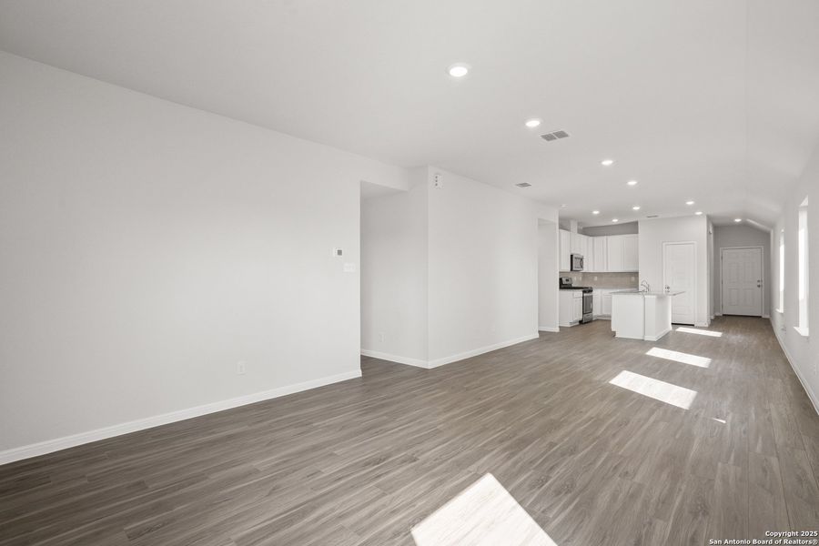Spacious, unfurnished interior of a new home in Timber Creek, San Antonio (Image 21).