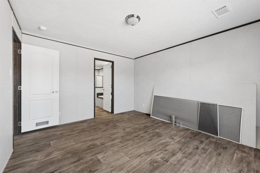 Spacious, unfurnished interior of a new home in , Granbury (Image 29).