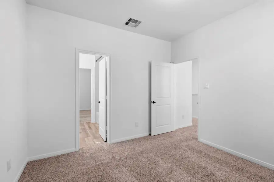 Spacious, unfurnished interior of a new home in Woodforest, Montgomery (Image 11).