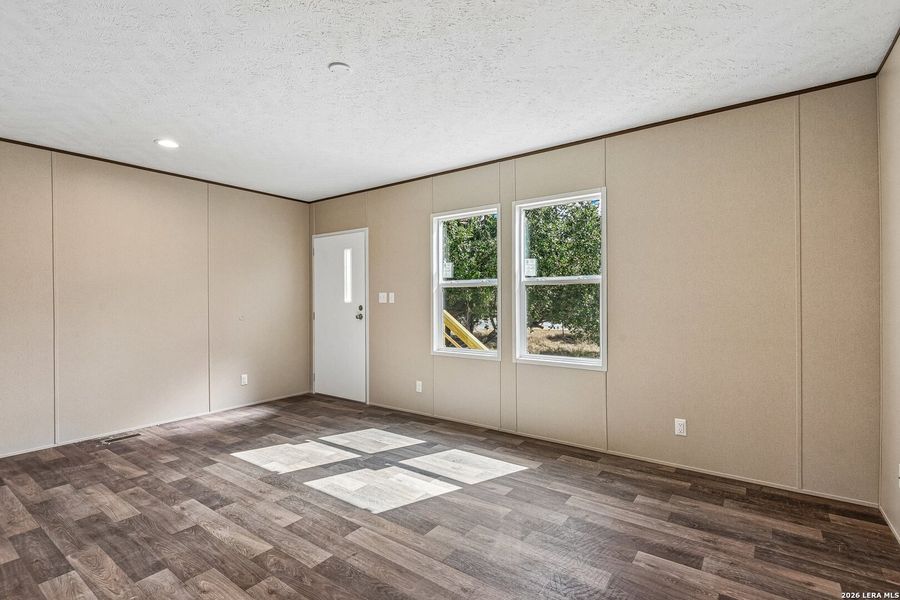 Spacious, unfurnished interior of a new home in , Hondo (Image 36).