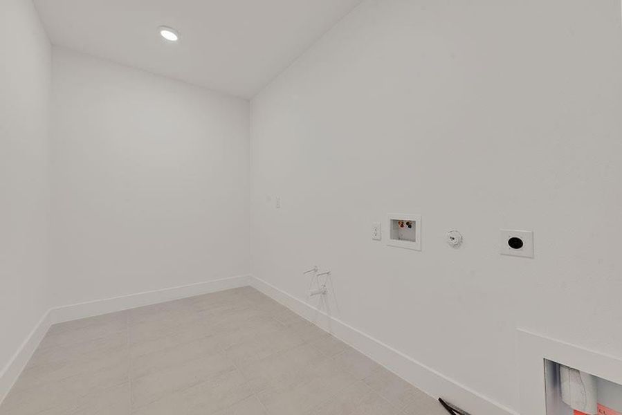 Spacious, unfurnished interior of a new home in Tavolo Park, Fort Worth (Image 34).