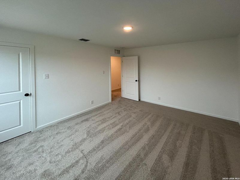 Spacious, unfurnished interior of a new home in Hennersby Hollow, San Antonio (Image 15).