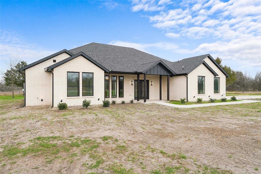 Exterior details and patio area of a home in , Corsicana (Image 4).