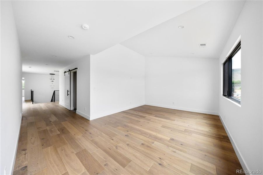 Spacious, unfurnished interior of a new home in , Golden (Image 30).