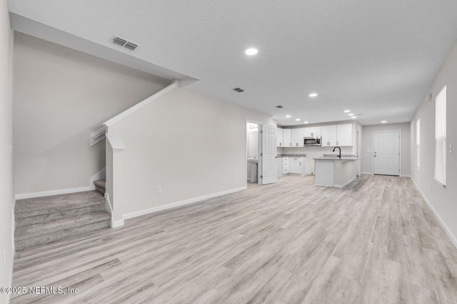 Spacious, unfurnished interior of a new home in , Jacksonville (Image 17).