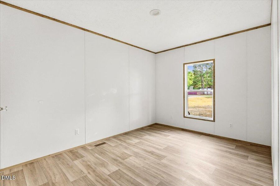 28-5737 Lloyd Rd-28