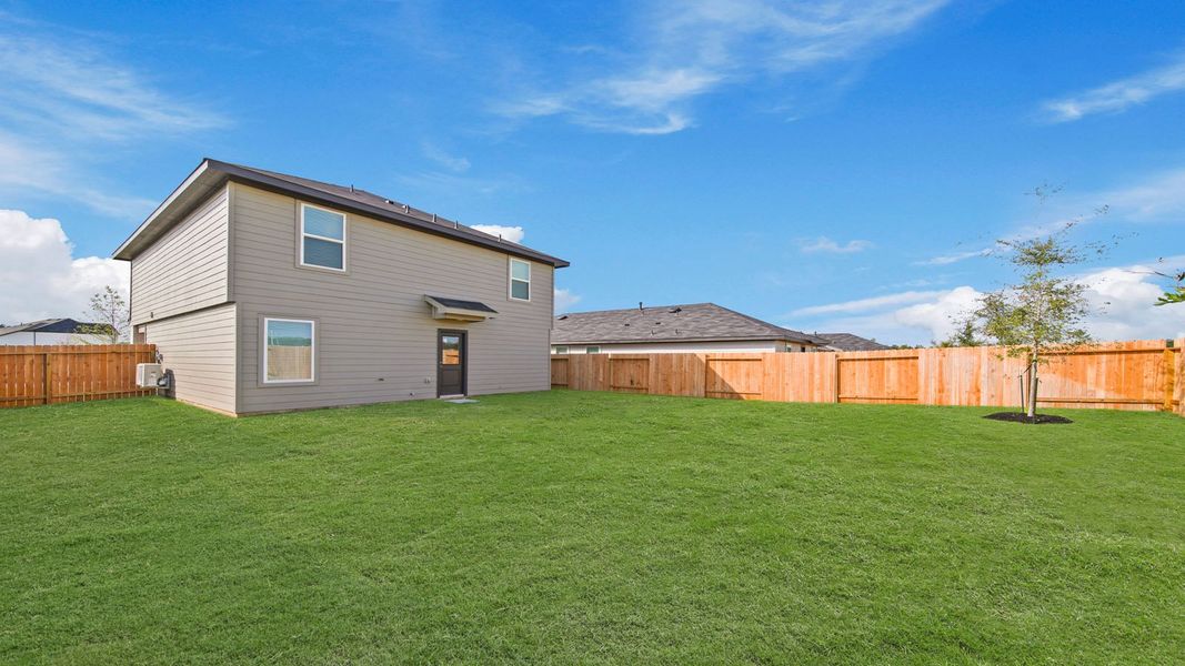 Exterior details and patio area of a home in Silverthorne, Conroe (Image 4).
