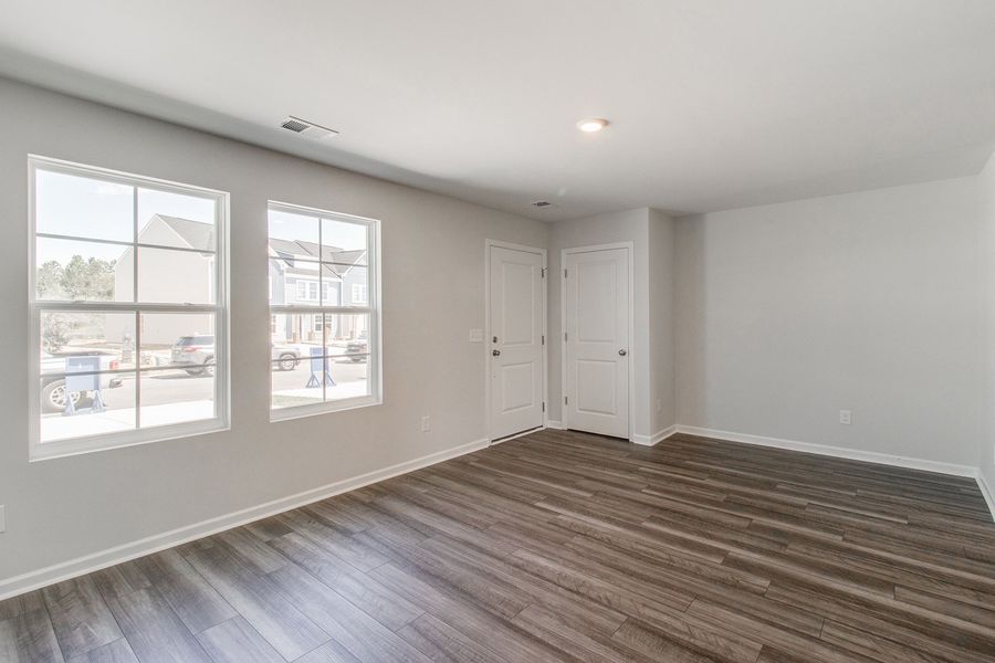 Spacious, unfurnished interior of a new home in Astoria, Columbia (Image 12).