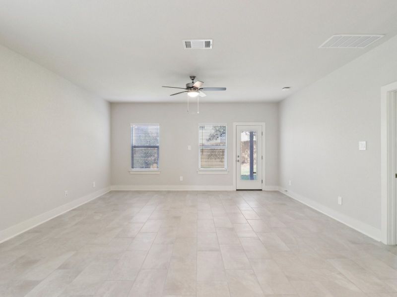 Spacious, unfurnished interior of a new home in Royal Crest, San Antonio (Image 12).