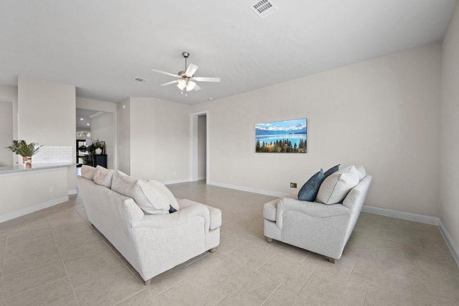 Furnished interior view inside a new home in Champions Forest 90', Mont Belvieu (Image 18).