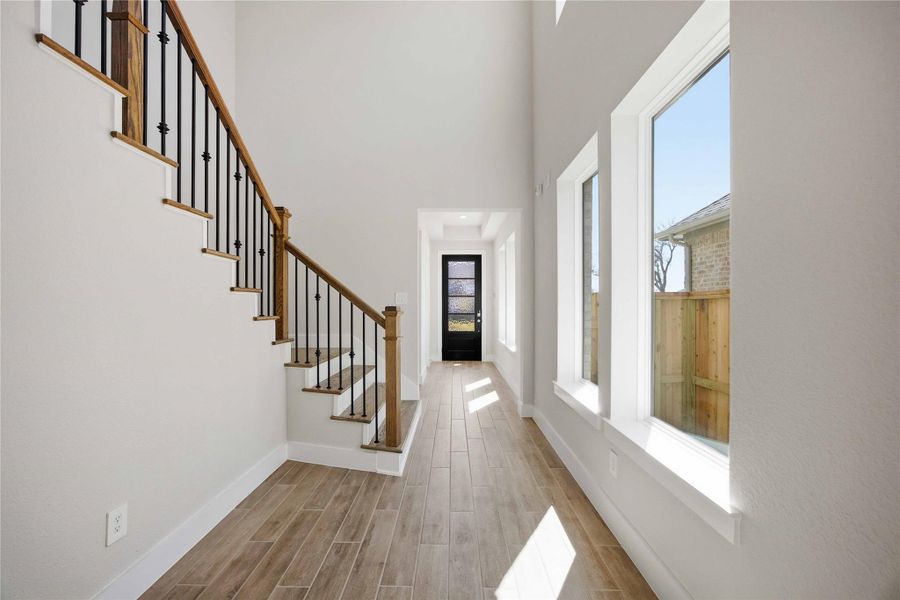 Spacious, unfurnished interior of a new home in Sienna, Missouri City (Image 5).
