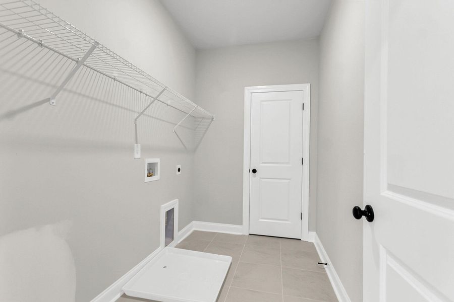 Spacious, unfurnished interior of a new home in Tidewater at Lakes of Cane Bay, Summerville (Image 15).