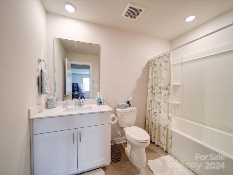 SECONDARY FULL BATHROOM - Offers a Tub/Shower Combo.