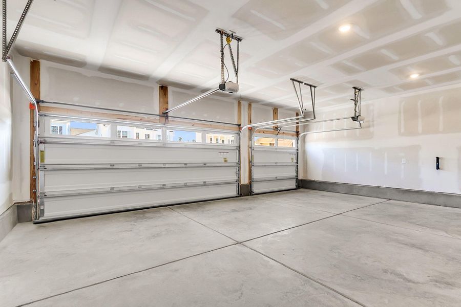 Spacious, unfurnished interior of a new home in Tidewater at Lakes of Cane Bay, Summerville (Image 49).