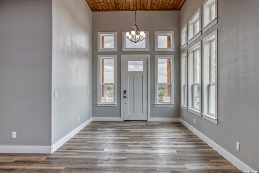 Spacious, unfurnished interior of a new home in , Uvalde (Image 27).