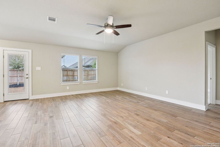 Spacious, unfurnished interior of a new home in Carmel Ranch, Schertz (Image 38).