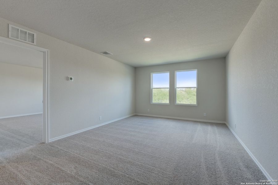 Spacious, unfurnished interior of a new home in Meadows at Hennersby Hollow 40's, San Antonio (Image 29). Spacious, unfurnished interior of a new home in Meadows at Hennersby Hollow 40's, San Antonio (Image 29).
