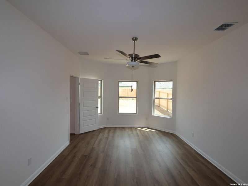 Spacious, unfurnished interior of a new home in Cinco Lakes, San Antonio (Image 18). Spacious, unfurnished interior of a new home in Cinco Lakes, San Antonio (Image 18).
