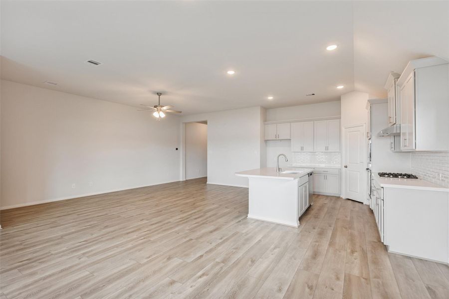 Spacious, unfurnished interior of a new home in Sunterra, Katy (Image 27). Spacious, unfurnished interior of a new home in Sunterra, Katy (Image 27).