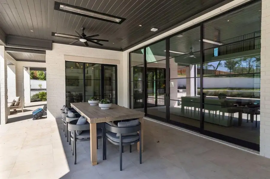 Large outdoor living ready to enjoy!