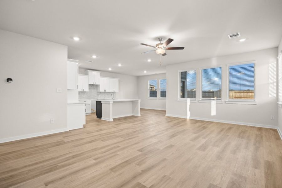 Spacious, unfurnished interior of a new home in Glendale Lakes, Rosharon (Image 16).