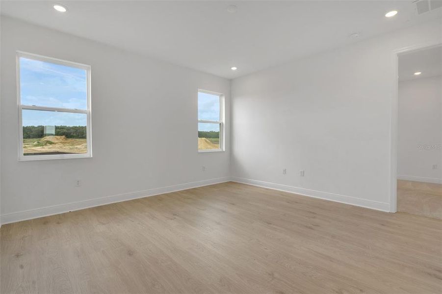 Spacious, unfurnished interior of a new home in Reserve at Hammock Oaks, Lady Lake (Image 28).