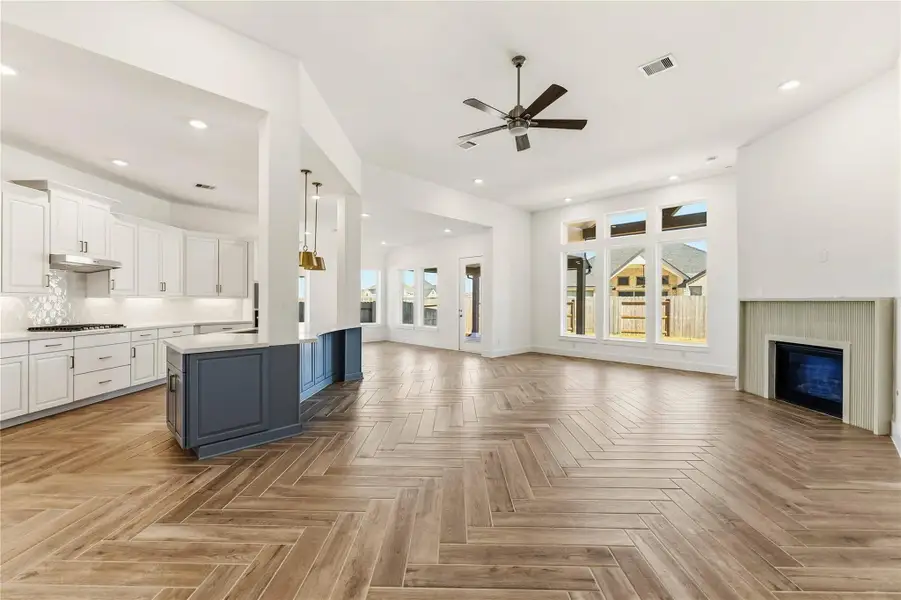 Spacious, unfurnished interior of a new home in Valencia, Manvel (Image 27).