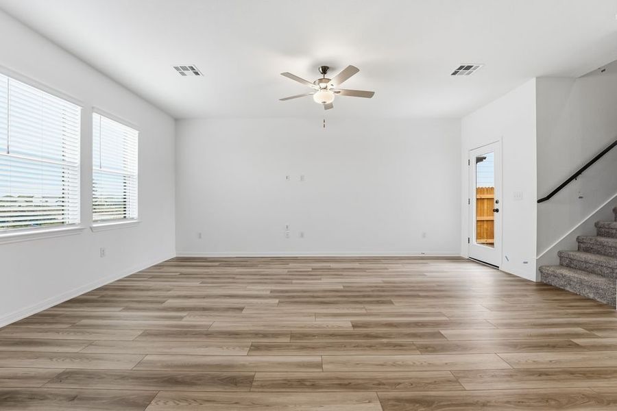 Spacious, unfurnished interior of a new home in Longview, Del Valle (Image 11).