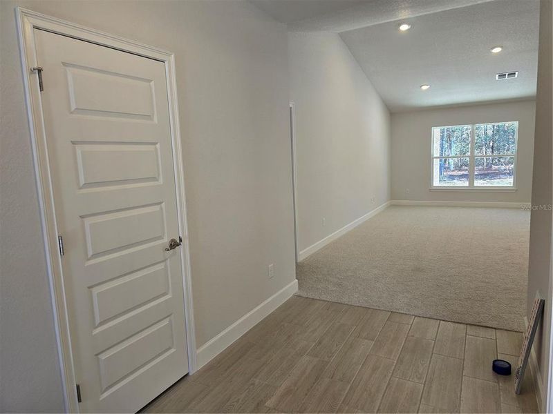 Spacious, unfurnished interior of a new home in , Homosassa (Image 18).