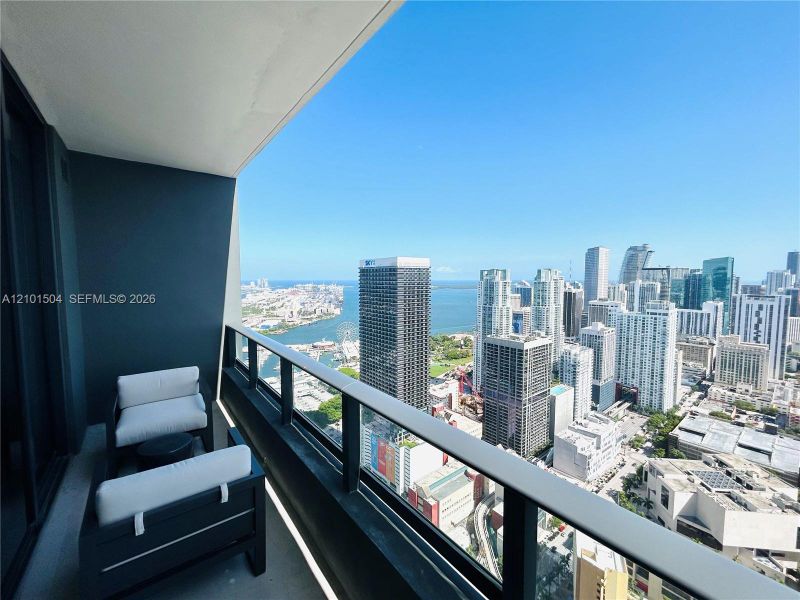 Condo located in Miami, FL showcasing its design and architecture (Image 12).