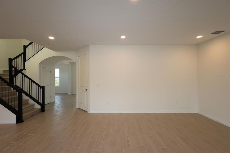 Spacious, unfurnished interior of a new home in Center Lake on the Park, St. Cloud (Image 20).