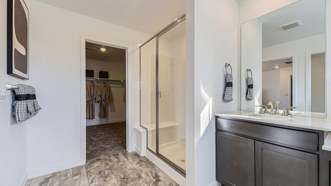 041725 2576 Ashbrook Owners Bath 2of2 F2