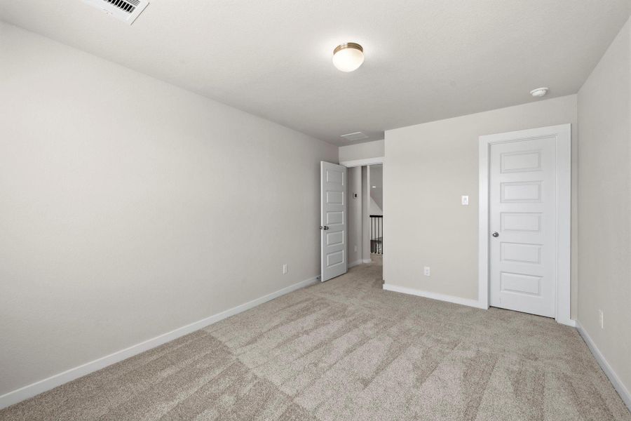 Spacious, unfurnished interior of a new home in Barton Creek Ranch, Conroe (Image 15).