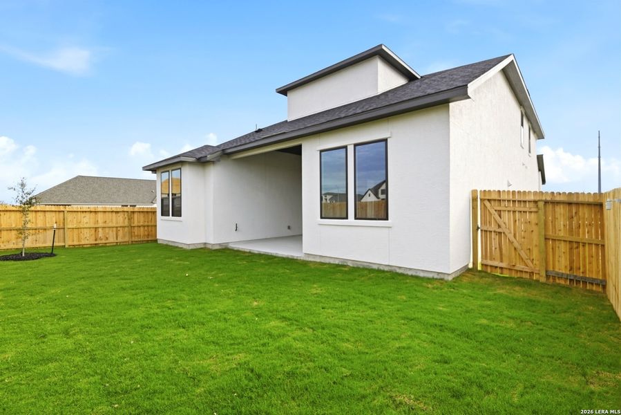 Exterior details and patio area of a home in Haby Hill 50s, San Antonio (Image 3).