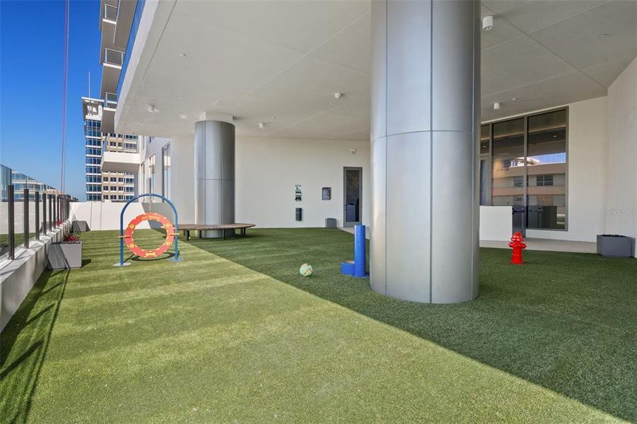 Exterior details and patio area of a home in , St. Petersburg (Image 20).